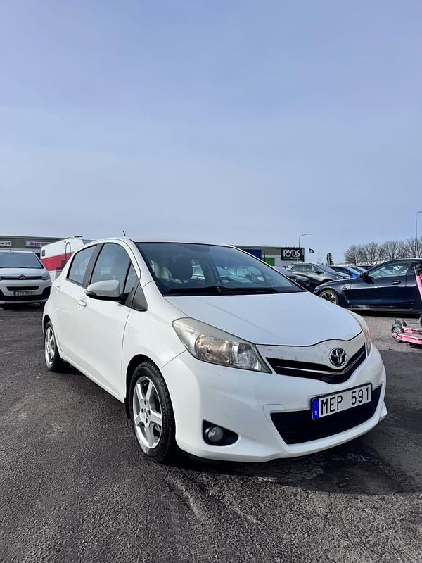 Begagnad Toyota Yaris 90 HK (66 kW) 2011 Vit Halvkombi