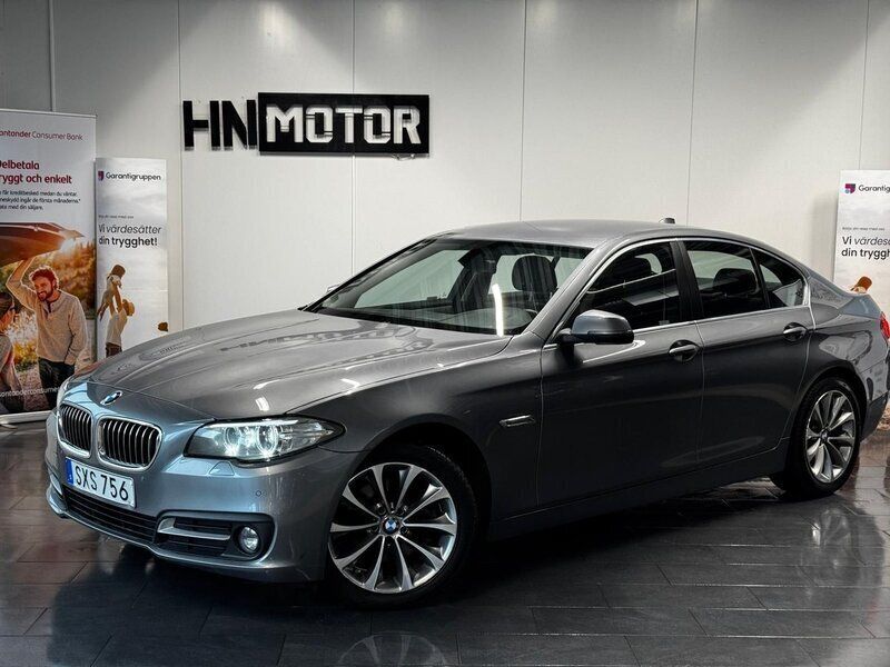 Grå Begagnad 2016 BMW 520 Sedan | 174 900 kr (Marknadspris) - Bild 1/4