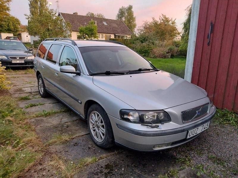 Grå Begagnad 2004 Volvo V70 Kombi | 12 000 kr (Marknadspris) - Bild 1/3