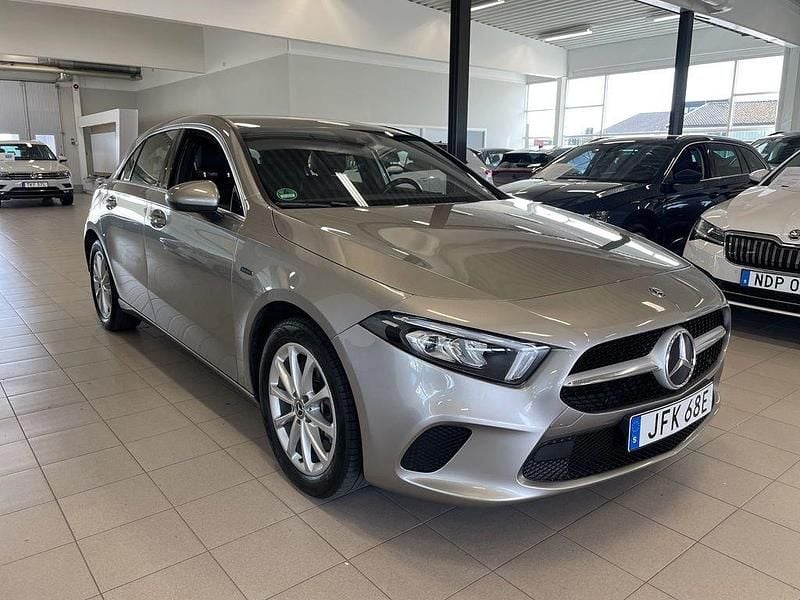 Silver Begagnad 2020 Mercedes A250 Halvkombi | 229 000 kr (Marknadspris) - Bild 1/4