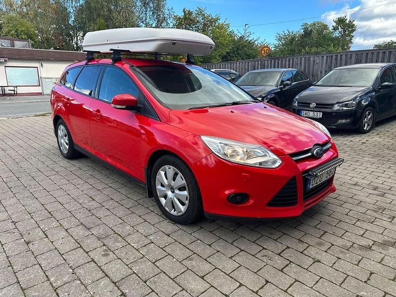 Begagnad Ford Focus Trend 95 HK (69 kW) 2013 Röd Kombi