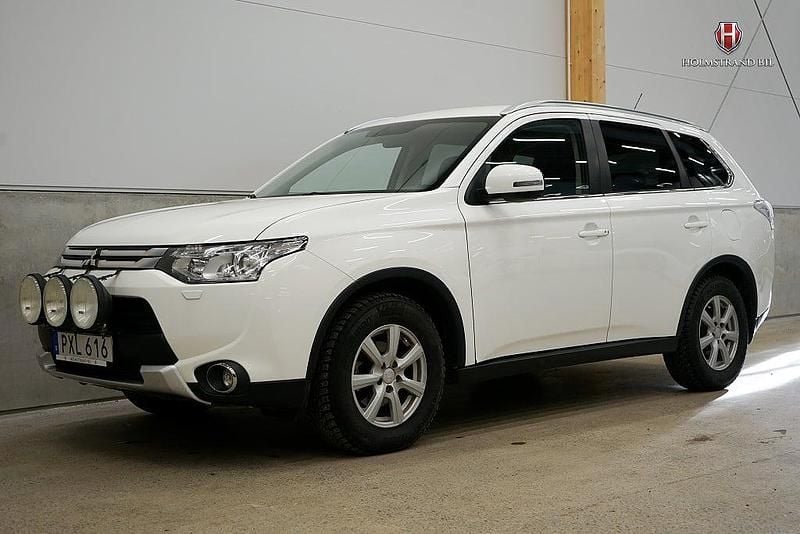 Begagnad Mitsubishi Outlander 150 HK (110 kW) 2015 Vit SUV