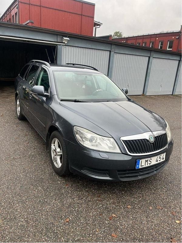 Grå Begagnad 2010 Skoda Octavia Ambiente Kombi | 24 000 kr (Marknadspris) - Bild 1/4