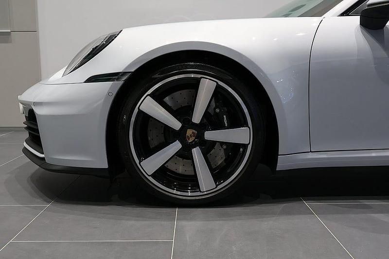 Begagnad Porsche 911 Carrera S 480 HK (353 kW) 2025 Ljusgrå Sportkupé