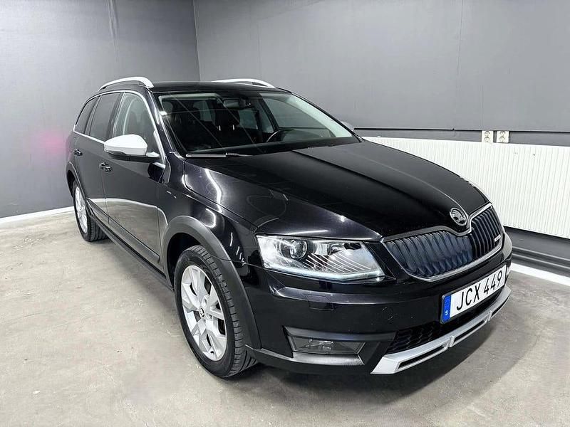 Svart Begagnad 2016 Skoda Octavia Scout Business Line Kombi | 144 900 kr (Marknadspris) - Bild 1/4
