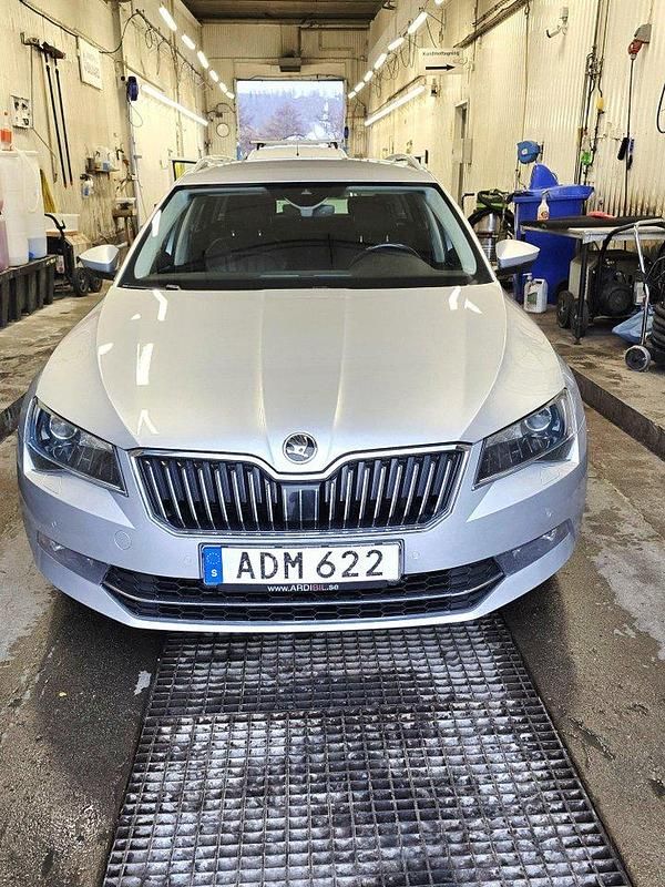 Silver Begagnad 2016 Skoda Superb LAURIN & KLEMENT Kombi | 124 000 kr (Marknadspris) - Bild 1/4