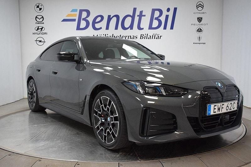 Individual dravit grey metallic Begagnad 2025 BMW i4 M Sport Sedan | 679 500 kr (Dyr) - Bild 1/3
