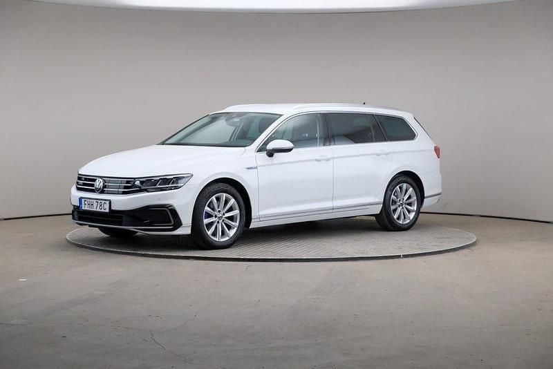 Pure white Begagnad 2021 VW Passat GTE Kombi | 249 000 kr (Bra pris) - Bild 1/4