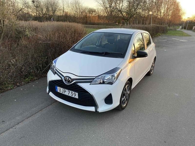 Begagnad 2014 Toyota Yaris Multidrive S Halvkombi | 45 000 kr - Bild 1/4