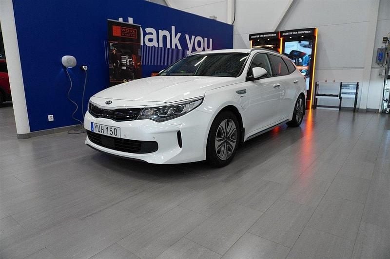 Vit Begagnad 2017 Kia Optima Hybrid Sport Sedan | 154 900 kr (Marknadspris) - Bild 1/4