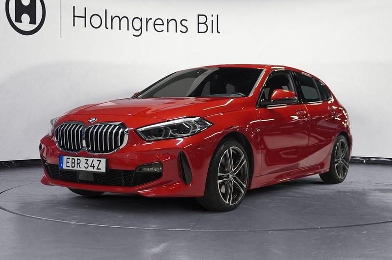 Röd Begagnad 2020 BMW 118 M Sport Halvkombi | 249 800 kr (Dyr) - Bild 1/4