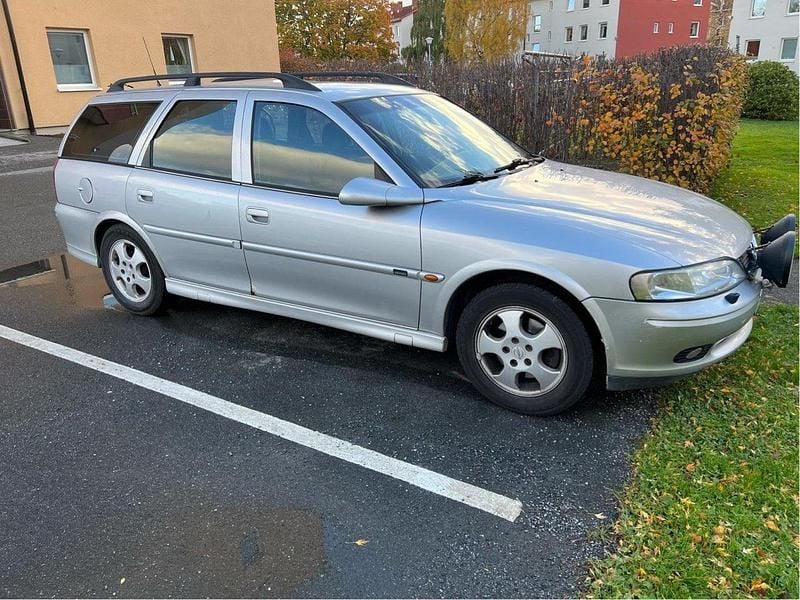 Grå Begagnad 2000 Opel Vectra Kombi | 6 000 kr - Bild 1/4