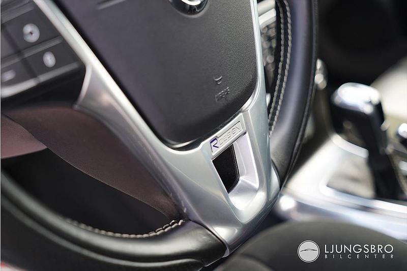 Begagnad Volvo V40 R-Design 153 HK (112 kW) 2018 Svart Kombi