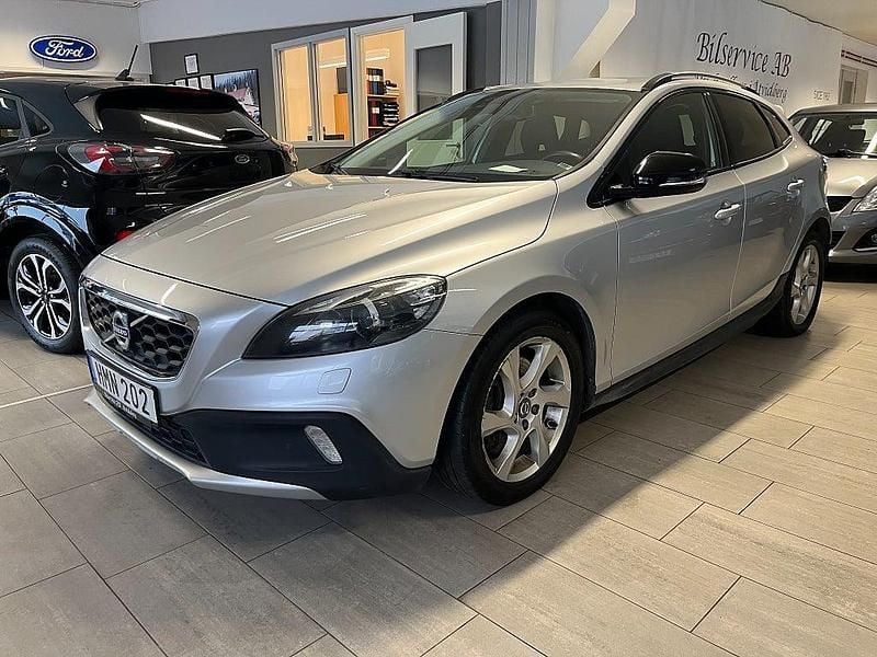 Begagnad Volvo V40 Momentum 150 HK (110 kW) 2014 Silver Halvkombi