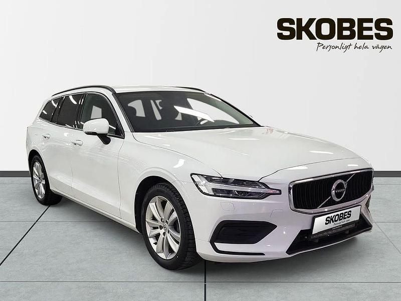 Begagnad Volvo V60 Momentum 192 HK (141 kW) 2020 Vit Kombi