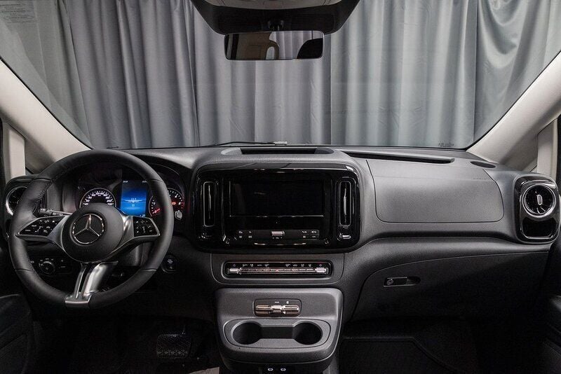 Silver Ny 2025 Mercedes Vito Minibuss | 668 749 kr (Dyr) - Bild 1/4