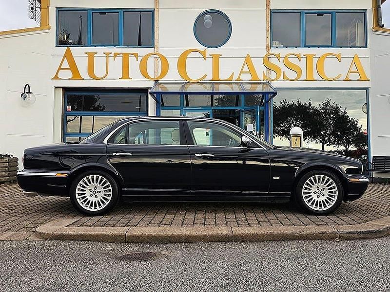 Svart metallic Begagnad 2005 Jaguar XJ Sedan | 329 000 kr - Bild 1/4