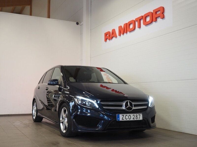 Mörkblå Begagnad 2017 Mercedes B200 AMG Minibuss | 149 900 kr (Marknadspris) - Bild 1/3