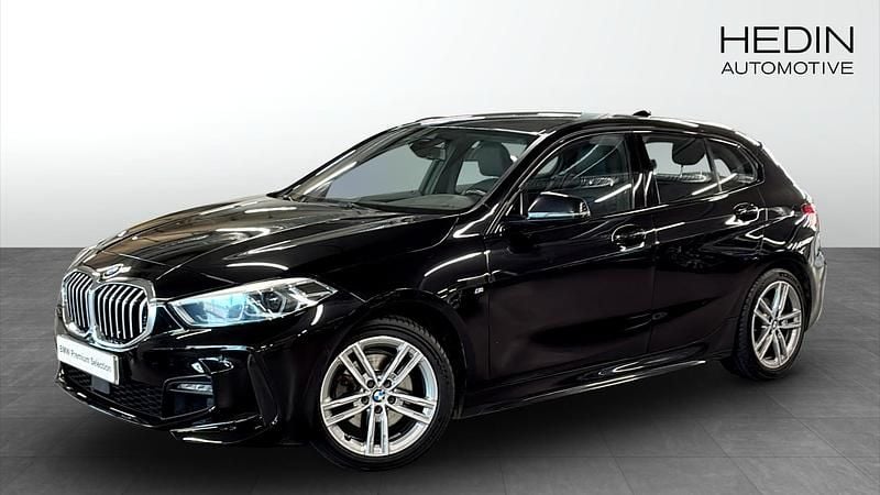 Svart (black) Begagnad 2020 BMW 118 M Sport Halvkombi | 218 700 kr (Marknadspris) - Bild 1/4
