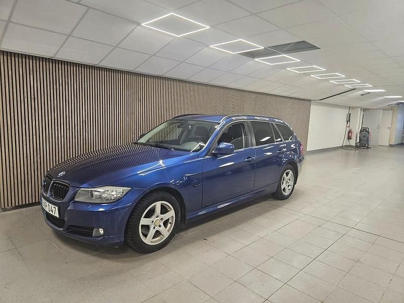 Blå Begagnad 2011 BMW 320 Kombi | 94 700 kr (Marknadspris) - Bild 1/4