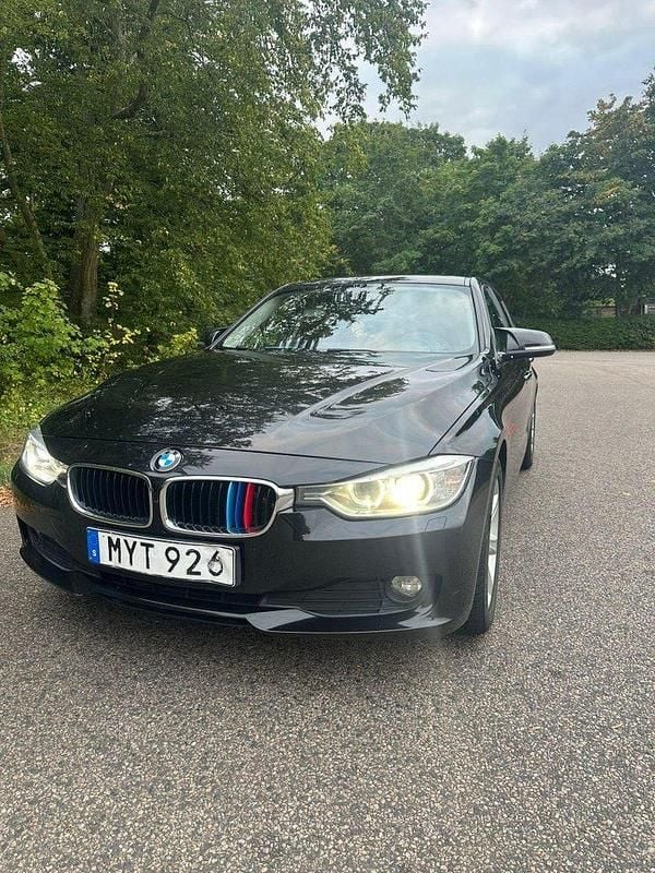 Svart Begagnad 2013 BMW 320 Sedan | 105 000 kr (Bra pris) - Bild 1/4