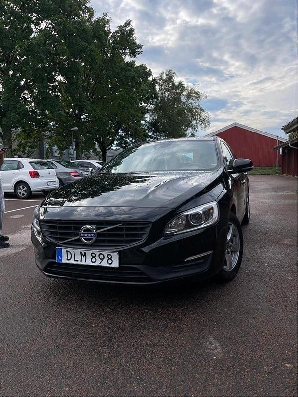 Svart Begagnad 2018 Volvo V60 Kinetic Kombi | 163 000 kr (Lite dyr) - Bild 1/4