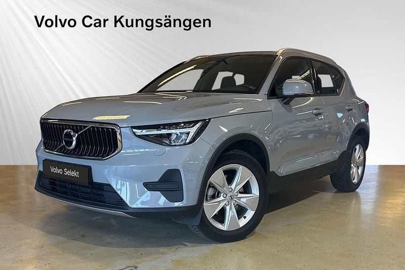 Grå Begagnad 2023 Volvo XC40 Core SUV | 339 900 kr (Bra pris) - Bild 1/3