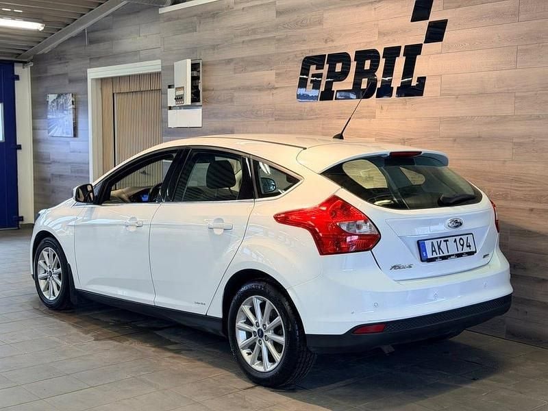 Begagnad Ford Focus Titanium 101 HK (74 kW) 2014 Vit Halvkombi