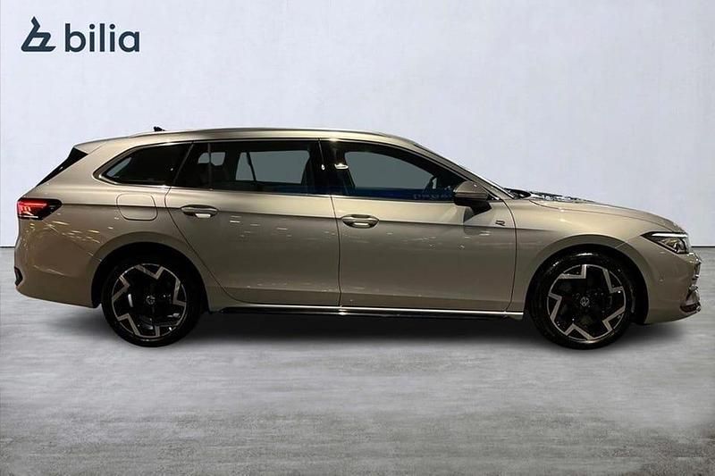Begagnad VW Passat R-line 196 HK (144 kW) 2024 Silver Kombi