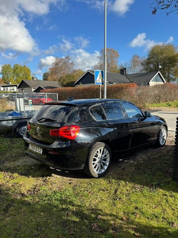 Begagnad BMW 118 136 HK (100 kW) 2016 Svart Halvkombi