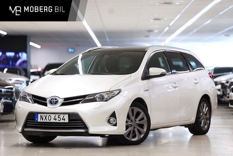 Vit Begagnad 2013 Toyota Auris Hybrid Executive Kombi | 134 900 kr (Marknadspris) - Bild 1/3