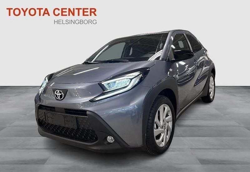 Grå Ny 2025 Toyota Aygo X Comfort SUV | 226 800 kr (Marknadspris) - Bild 1/4