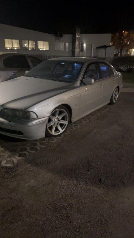 Grå Begagnad 2002 BMW 520 Sedan | 12 000 kr (Superpris) - Bild 1/4
