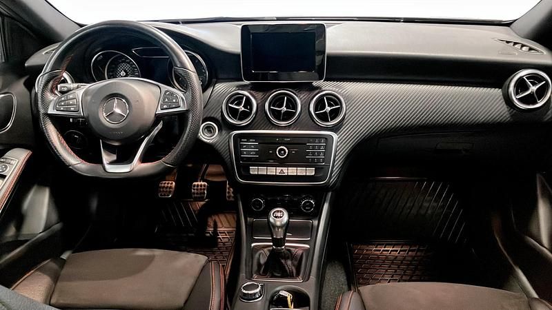 Begagnad Mercedes A180 122 HK (89 kW) 2018 Grå Halvkombi