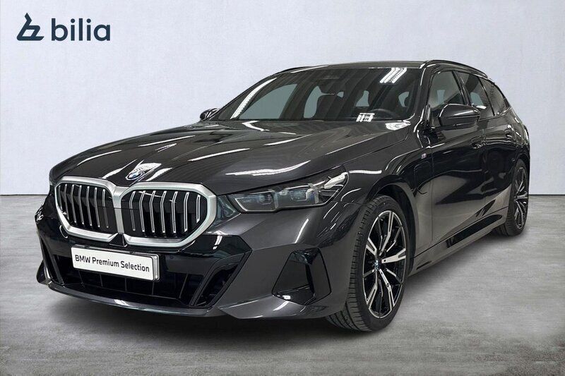 Grå Begagnad 2024 BMW 530e M Sport Kombi | 669 900 kr (Marknadspris) - Bild 1/4