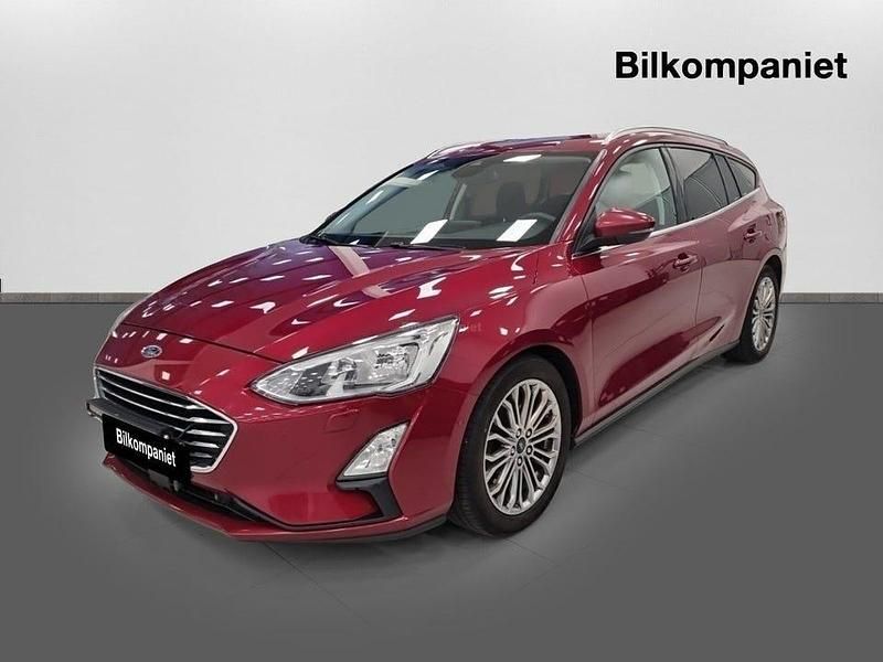 Röd Begagnad 2018 Ford Focus Titanium Kombi | 159 800 kr (Dyr) - Bild 1/4