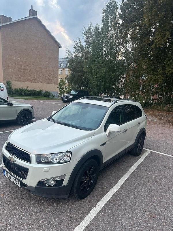 Vit Begagnad 2012 Chevrolet Captiva SUV | 74 000 kr (Marknadspris) - Bild 1/4