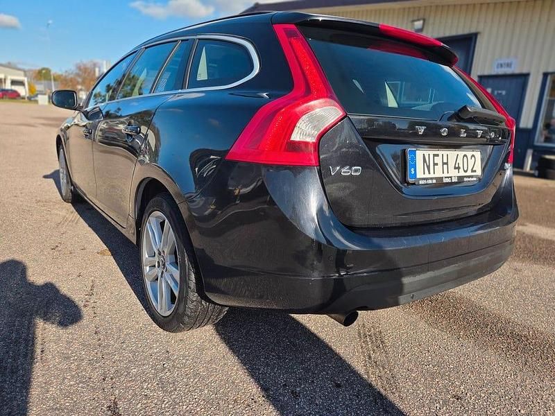 Begagnad Volvo V60 Momentum 163 HK (119 kW) 2012 Svart Kombi