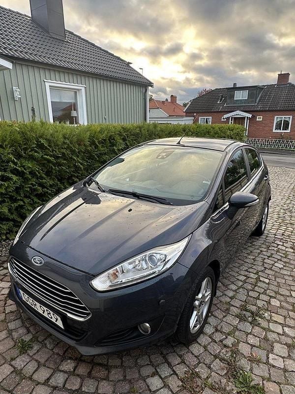 Grå Begagnad 2014 Ford Fiesta Titanium Halvkombi | 58 000 kr (Marknadspris) - Bild 1/4