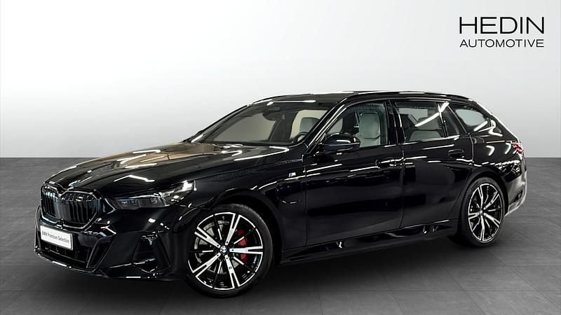 Svart (black) Begagnad 2025 BMW 530e M Sport Kombi | 698 700 kr (Bra pris) - Bild 1/4