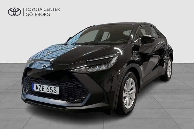 Svart Ny 2025 Toyota C-HR Active SUV | 314 900 kr (Marknadspris) - Bild 1/4