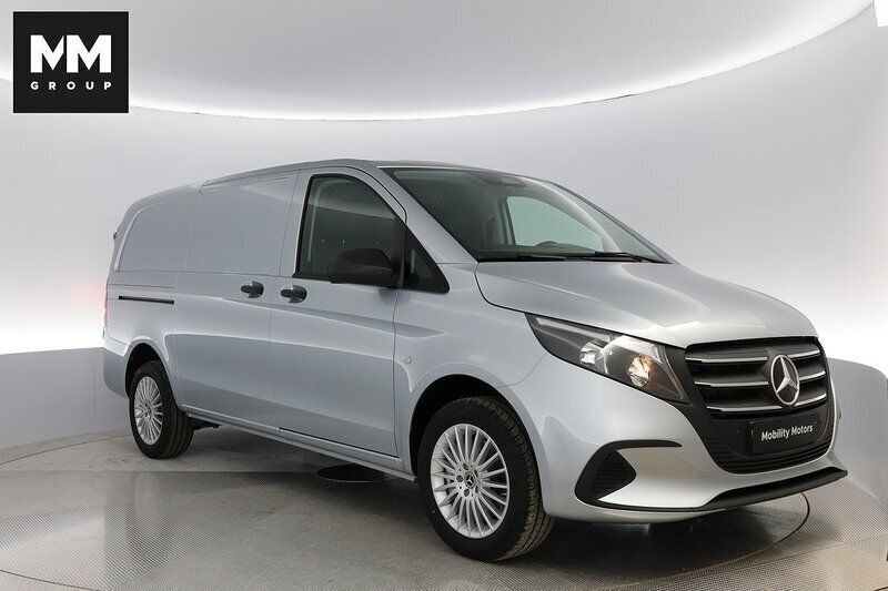 Silver (hightechsilver metallic) Ny 2025 Mercedes Vito Minibuss | 609 000 kr (Marknadspris) - Bild 1/4