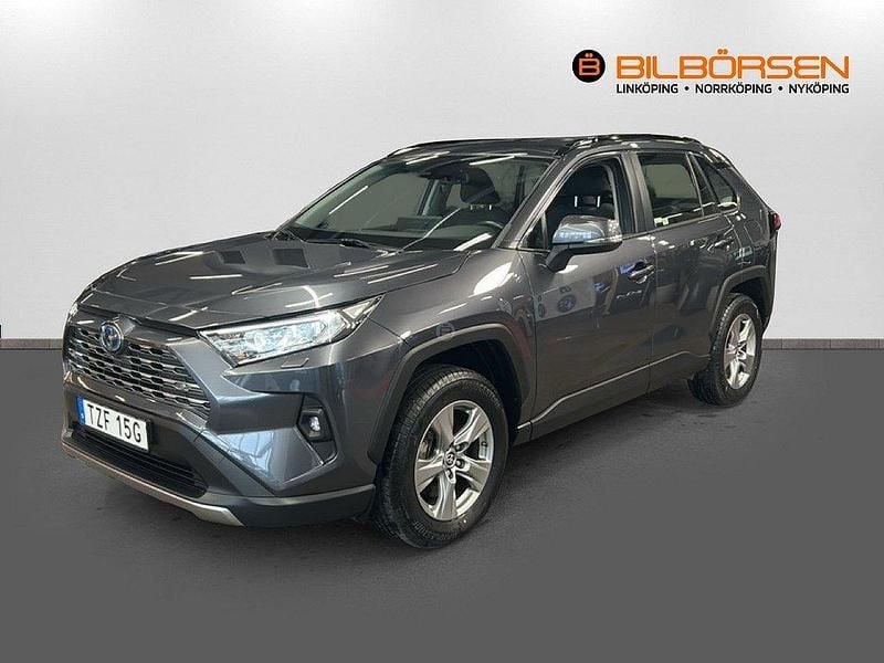 Grå Begagnad 2023 Toyota RAV4 Hybrid Active SUV | 389 900 kr (Marknadspris) - Bild 1/4