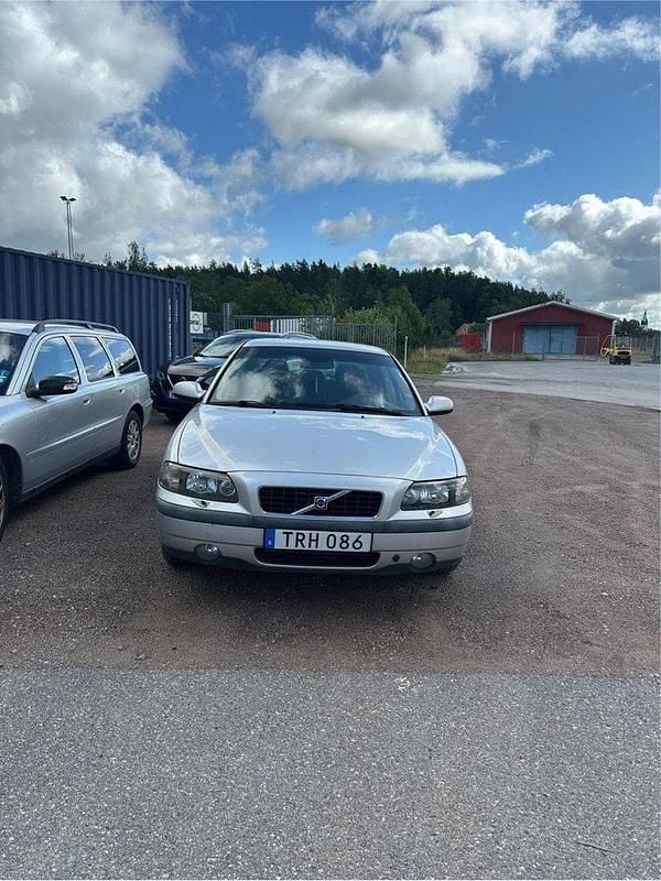Grå Begagnad 2003 Volvo S60 Business Edition Sedan | 32 000 kr (Bra pris) - Bild 1/4