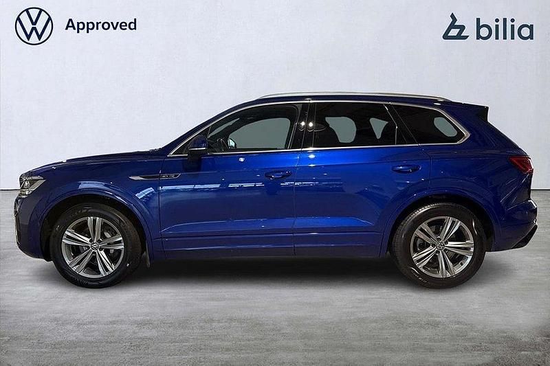 Mörkblå Begagnad 2023 VW Touareg R-line SUV | 589 000 kr (Marknadspris) - Bild 1/4