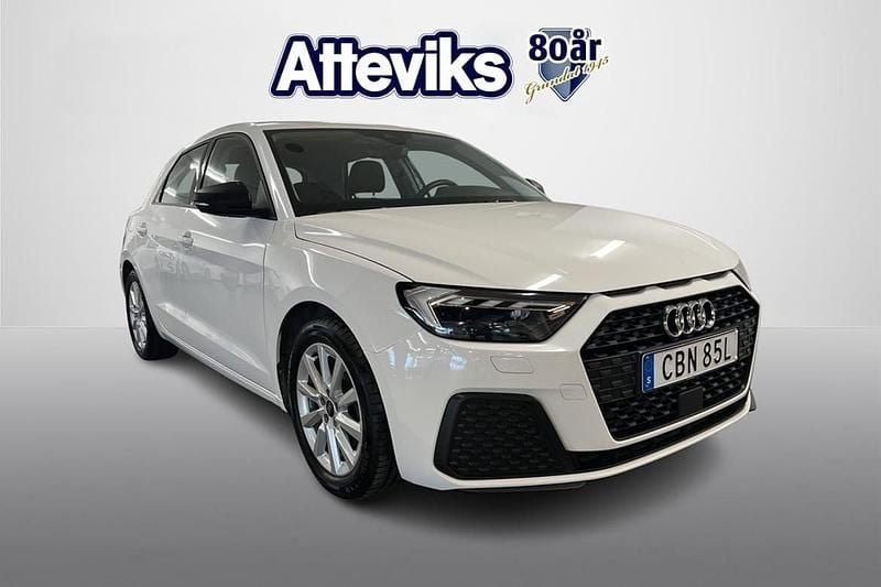 Cortinavit Begagnad 2021 Audi A1 Sportback Proline Halvkombi | 194 900 kr (Marknadspris) - Bild 1/4