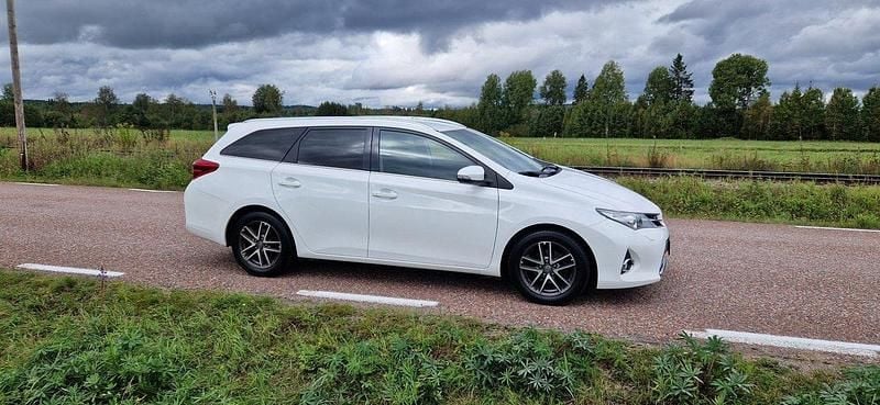 Vit Begagnad 2015 Toyota Auris Touring Sports Kombi | 67 000 kr (Marknadspris) - Bild 1/4