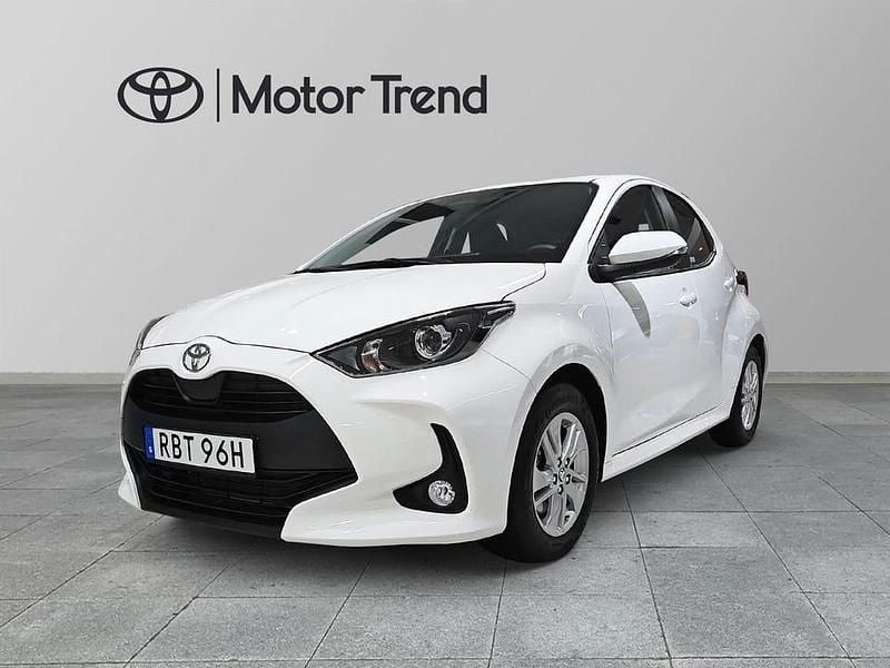 Vit Ny 2025 Toyota Yaris Hybrid Active Halvkombi | 239 900 kr (Bra pris) - Bild 1/4