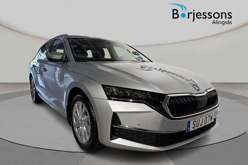 Silver Ny 2025 Skoda Octavia Selection Kombi | 376 400 kr (Marknadspris) - Bild 1/4