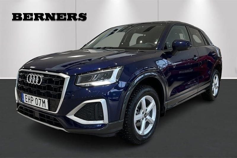 Blå Begagnad 2024 Audi Q2 SUV | 289 900 kr (Marknadspris) - Bild 1/4